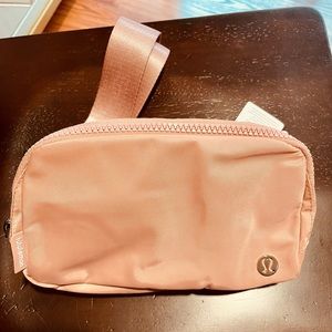 Lululemon Everywhere Belt bag